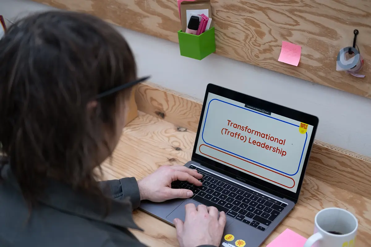 Leadership Coaching Stuttgart: Teilnehmer arbeitet am Laptop während eines Workshops.