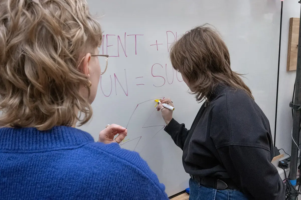 One-on-One Coaching in Stuttgart: Zwei Personen schaffen gemeinsam Klarheit über ihre Bedürfnisse und Werte.