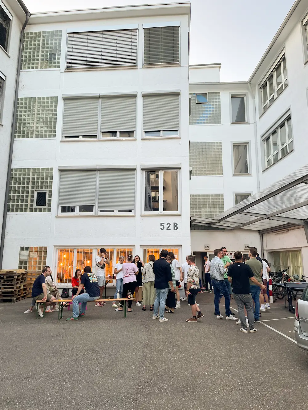 Menschen bei einem Treffo Event im Sommer stehen in einem Stuttgarter Hinterhof zusammen