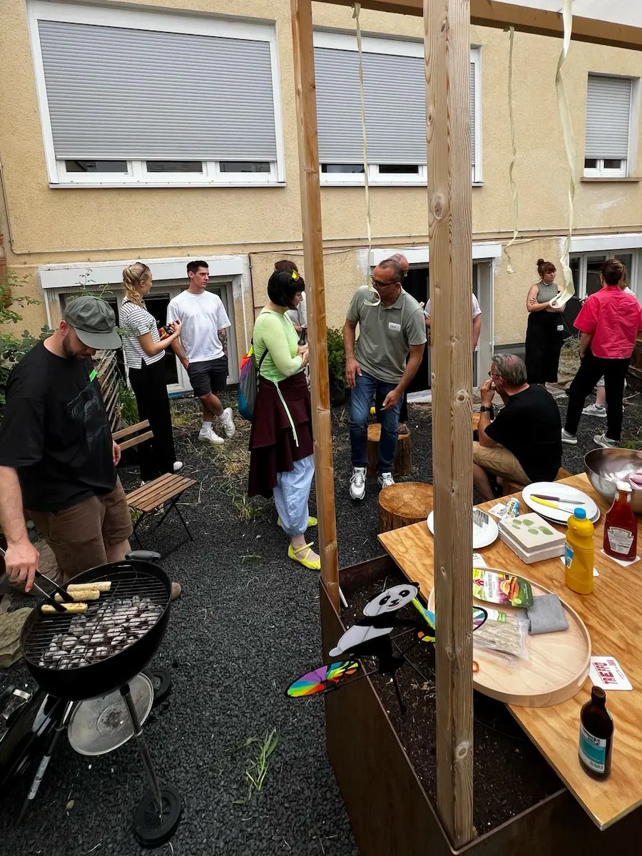 Menschen in einem Garten beim Sommer Treffo