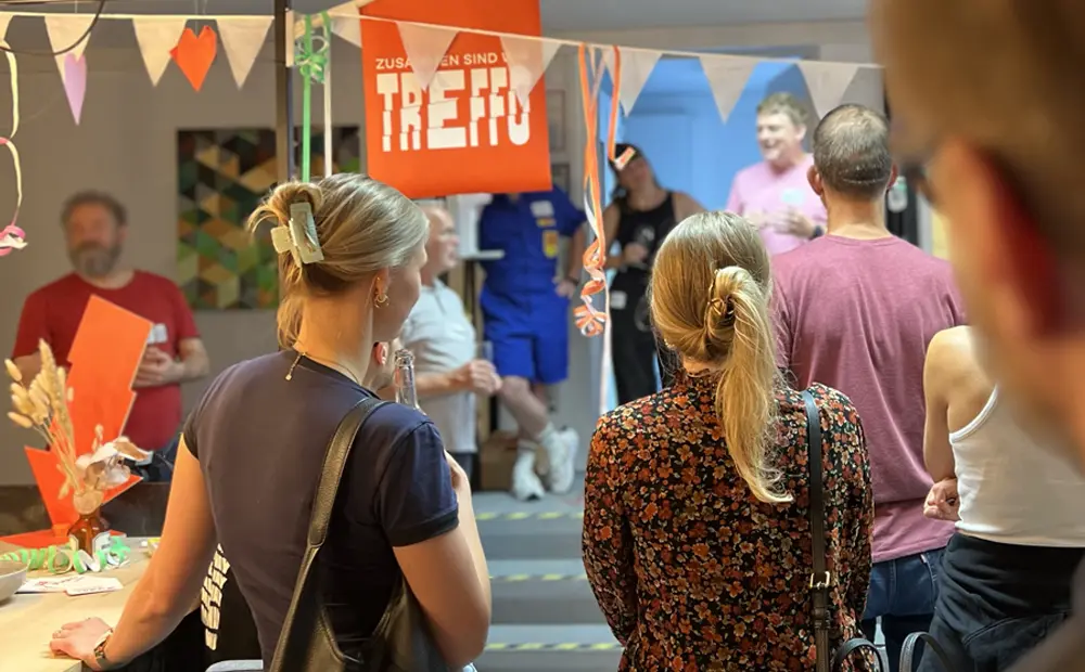 Menschen beim Treffo Feierabend Hub in Stuttgart stehen in lockerer Atmosphäre zusammen